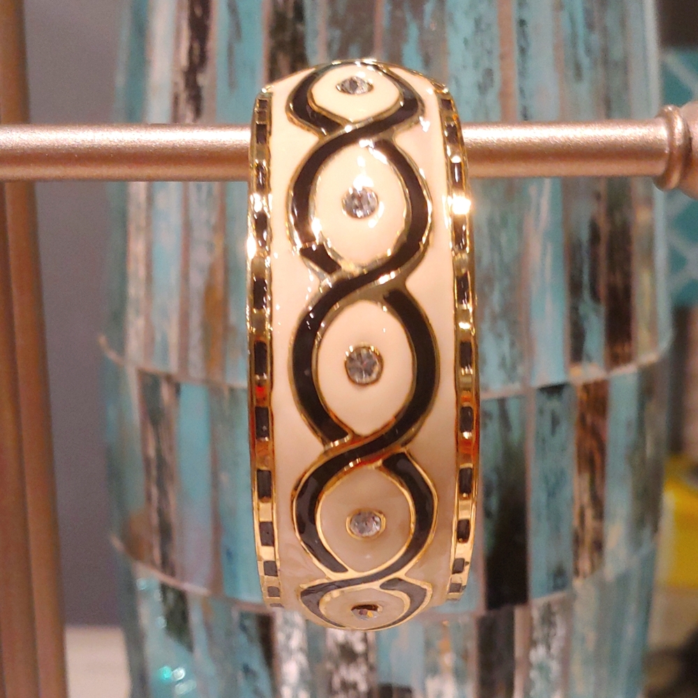 Stylish hinge bangle.